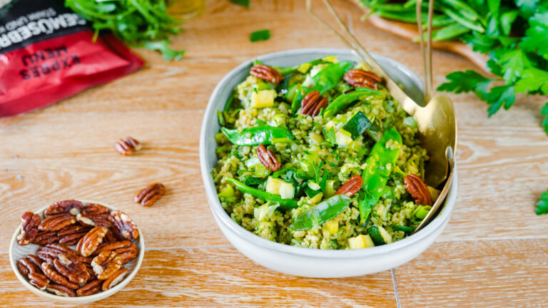 Frühling auf dem Teller: Warmer Bulgursalat mit Kräuterpesto