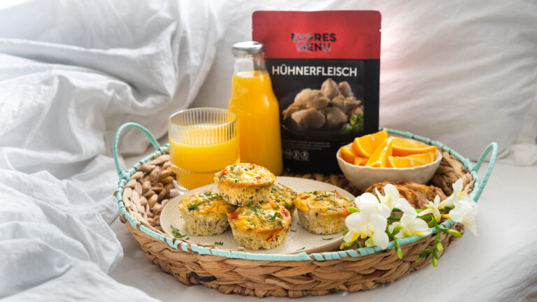 Frühstücks-Ei-Muffins mit Hühnerfleisch und Käse