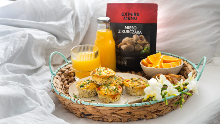Śniadaniowe muffiny jajeczne z&nbsp;kurczakiem i&nbsp;serem