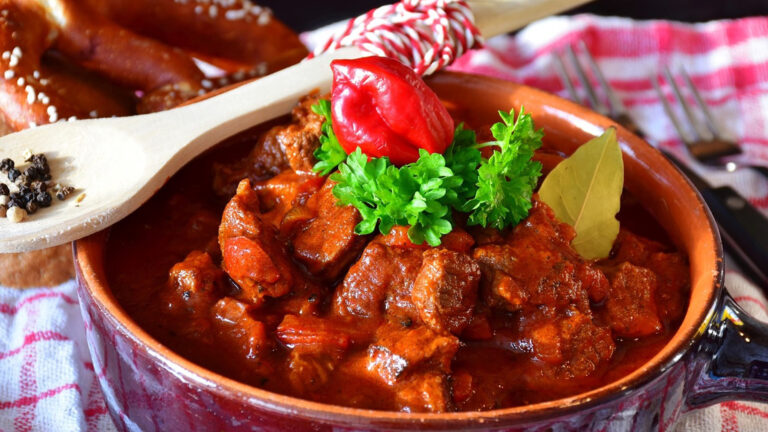 So kochen Sie das beste Schweinegulasch