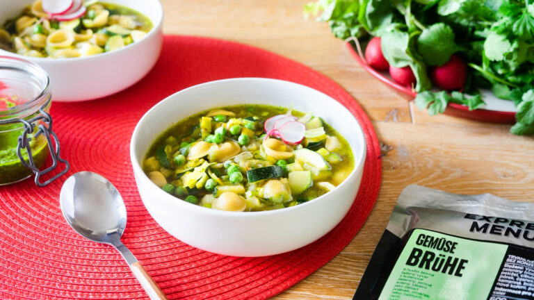 Frühlingsuppe mit Gemüse