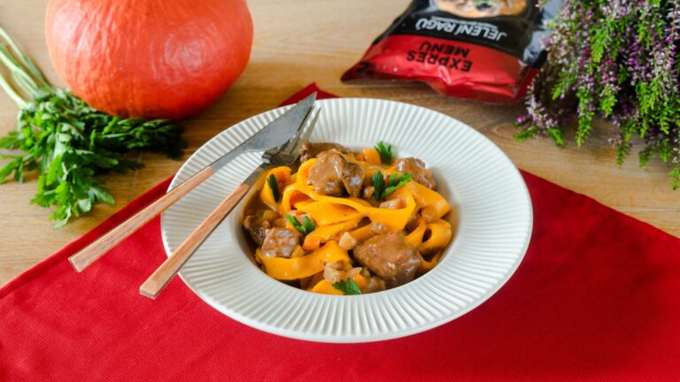 Ragout z jelenia z makaronem dyniowym